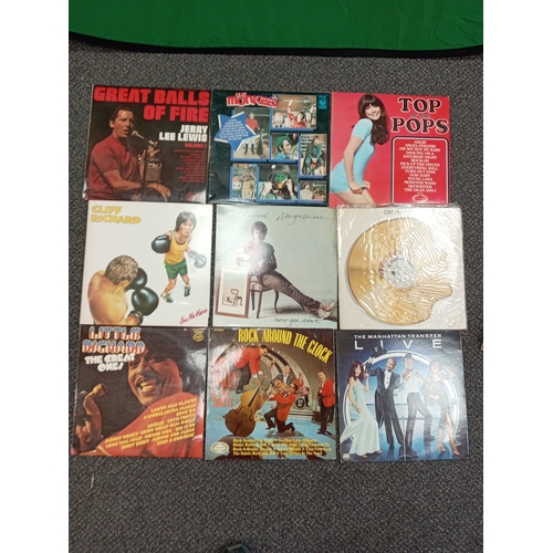 725 - 21 vinyl records including The Beatles greatest hits album, Cliff Richard, Top of the pops and more.