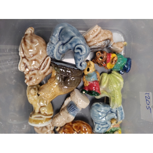 6 - A collection of 16 ceramic mostly wade animals.