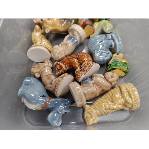 6 - A collection of 16 ceramic mostly wade animals.