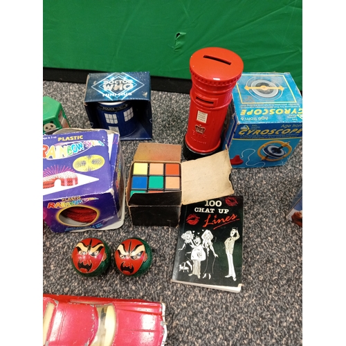 40 - Job lot of vintage toys/games. Collection consists of a rubik's cube, slinky, pinpressions, gyroscop... 