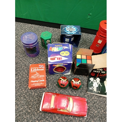 40 - Job lot of vintage toys/games. Collection consists of a rubik's cube, slinky, pinpressions, gyroscop... 