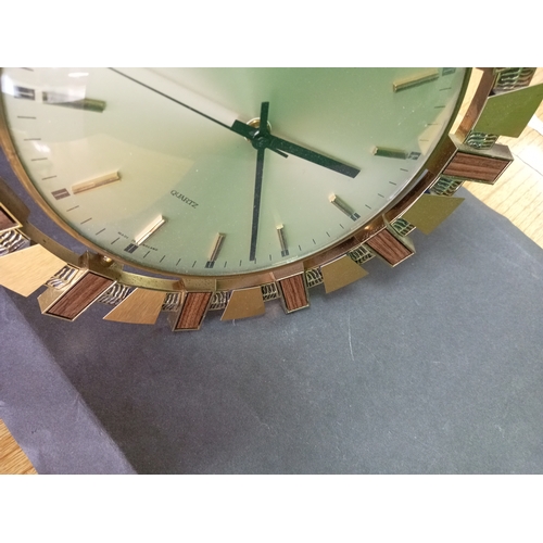 59 - A working metamec quartz clock, made in England with a loose hand.