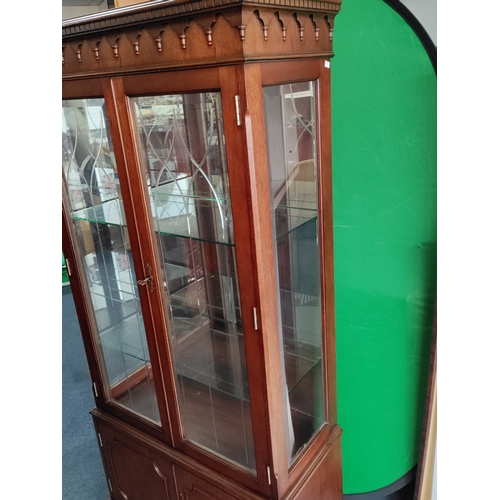 105 - A vintage wooden display cabinet with lighting and glass shelves. Includes keys.
