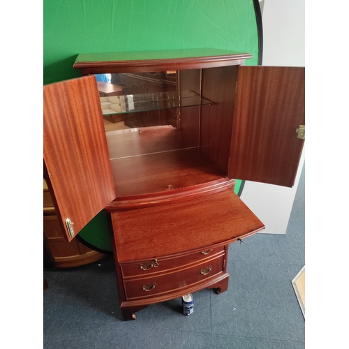 106 - A vintage TV / drinks cabinet with a pull out flap and draw fronted cupboard. Includes keys.