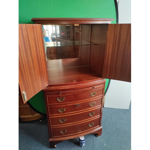 106 - A vintage TV / drinks cabinet with a pull out flap and draw fronted cupboard. Includes keys.