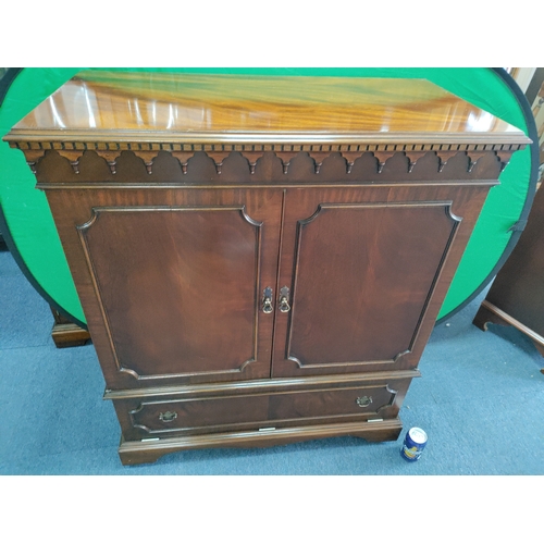 108 - A vintage TV cabinet with bifold doors. H 107 x W 92 x D 45