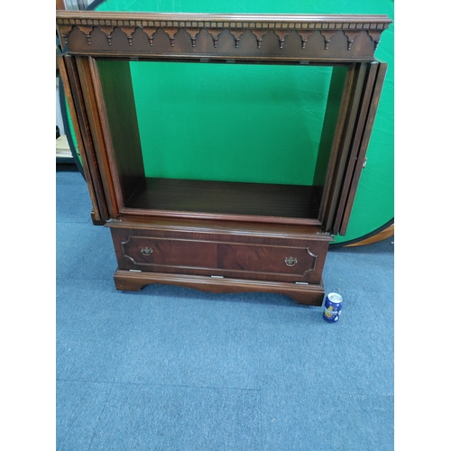 108 - A vintage TV cabinet with bifold doors. H 107 x W 92 x D 45