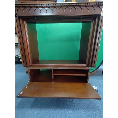 108 - A vintage TV cabinet with bifold doors. H 107 x W 92 x D 45
