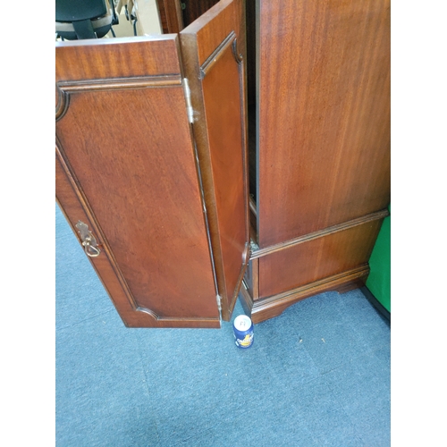 108 - A vintage TV cabinet with bifold doors. H 107 x W 92 x D 45
