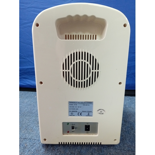 16 - A thermoelectric fridge cooler & warmer (12V) H 34 W 21 L 24