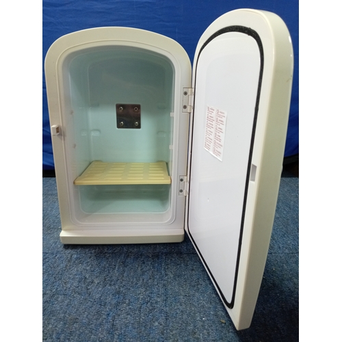 16 - A thermoelectric fridge cooler & warmer (12V) H 34 W 21 L 24
