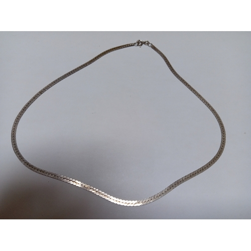 306 - A marked 925 silver sturdy necklace. 45cm.