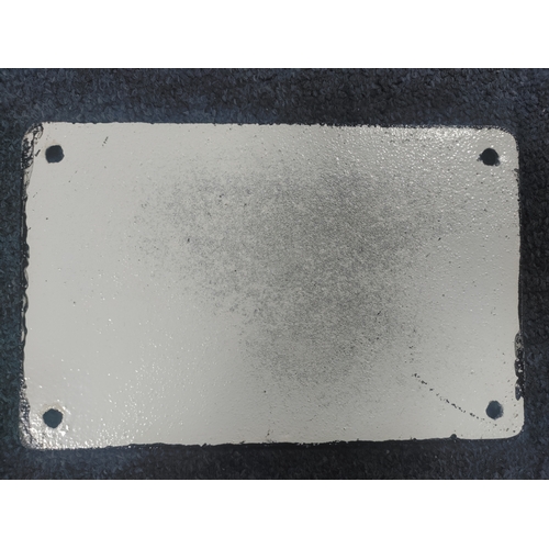 51 - A cast iron dogs welcome sign. Size 12cm by 20cm