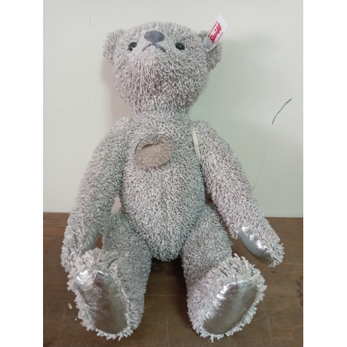 196 - A steiff bear with certificate.