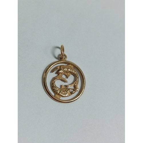 322 - A 9ct gold fish pendant and a broken 9ct gold chain. Weight 1.7g