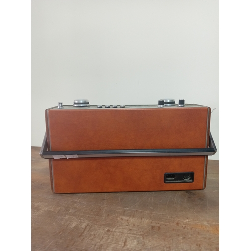 27 - Vintage Roberts AM/FM Radio Model R900 Brown Orange