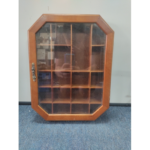 29 - A mid-century atomic magazine rack & a wooden glass display cabinet (H 40cm x W 29cm x D 6cm)