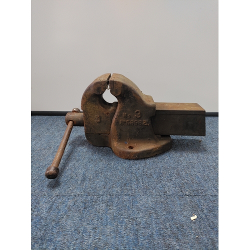 31 - A pair of woodworking & bench vices.