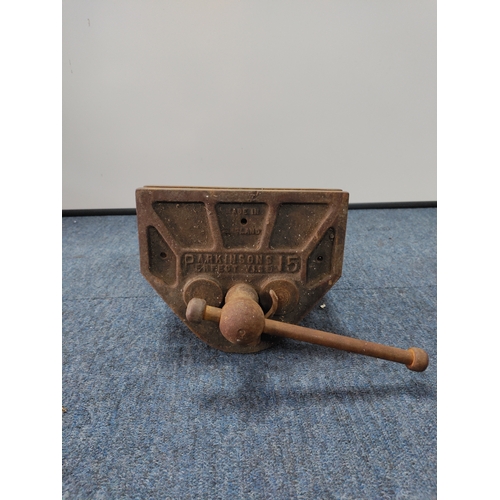 31 - A pair of woodworking & bench vices.