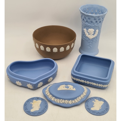 249 - A job lot of 7 Wedgwood Jasperware odds to include; 2 blue trinket pot bases; 1 blue trinket pot lid... 