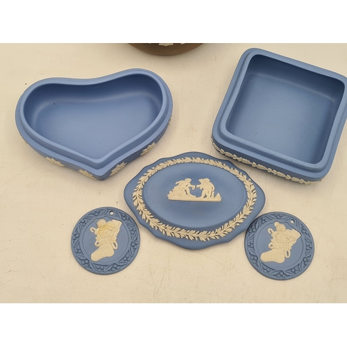 249 - A job lot of 7 Wedgwood Jasperware odds to include; 2 blue trinket pot bases; 1 blue trinket pot lid... 