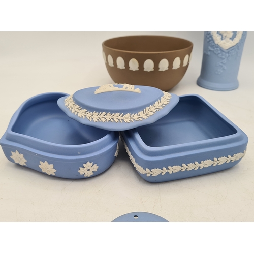 249 - A job lot of 7 Wedgwood Jasperware odds to include; 2 blue trinket pot bases; 1 blue trinket pot lid... 