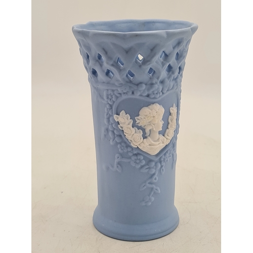 249 - A job lot of 7 Wedgwood Jasperware odds to include; 2 blue trinket pot bases; 1 blue trinket pot lid... 