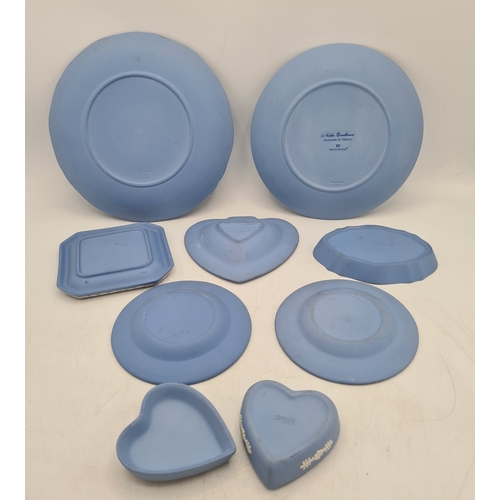 246 - A collection of 8 pieces of Wedgwood Jasperware in Blue. Includes a 1982 Christmas plate; a plate wi... 