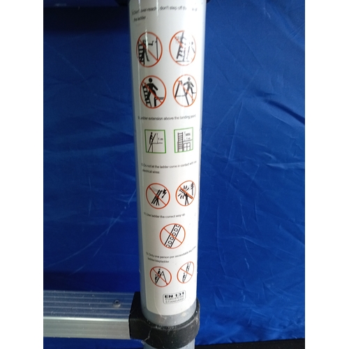 39 - A expanding foldable ladder with a maximum loading capacity of 150kg