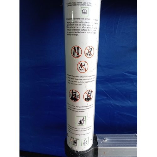 39 - A expanding foldable ladder with a maximum loading capacity of 150kg