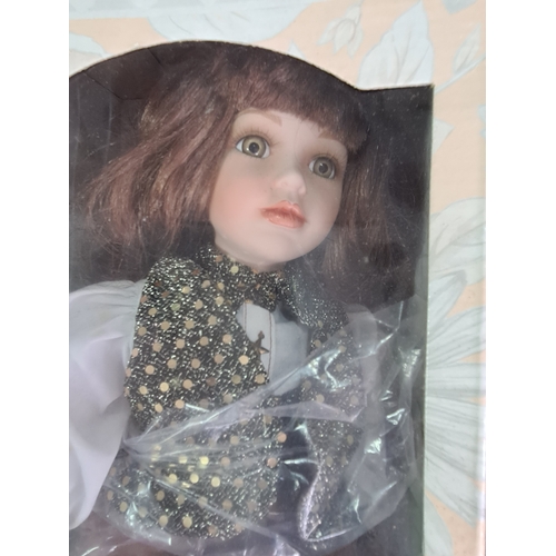 40 - A collection of 6 Leonardo Collection Porcelain Dolls in original boxes. Included are: Amanda; John;... 