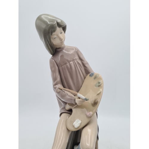 190 - Lladro Nao Porcelain Girl Artist Painter Figurine with palette. Measures 14cm high by 18cm wide.
