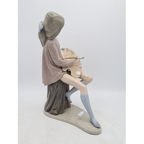 190 - Lladro Nao Porcelain Girl Artist Painter Figurine with palette. Measures 14cm high by 18cm wide.
