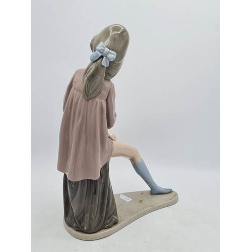 190 - Lladro Nao Porcelain Girl Artist Painter Figurine with palette. Measures 14cm high by 18cm wide.