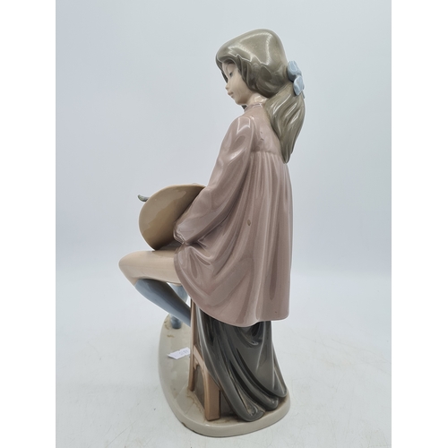 190 - Lladro Nao Porcelain Girl Artist Painter Figurine with palette. Measures 14cm high by 18cm wide.