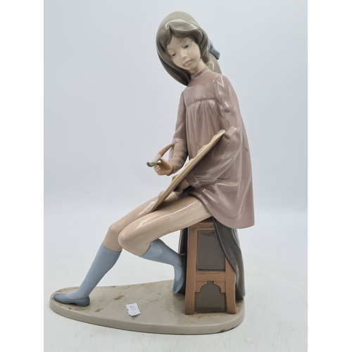 190 - Lladro Nao Porcelain Girl Artist Painter Figurine with palette. Measures 14cm high by 18cm wide.