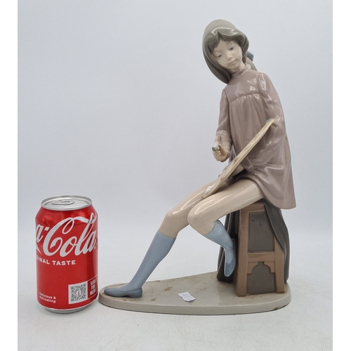 190 - Lladro Nao Porcelain Girl Artist Painter Figurine with palette. Measures 14cm high by 18cm wide.