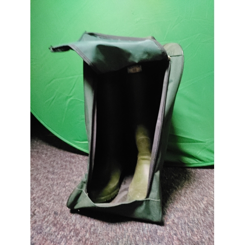 58 - A pair of hunter wellington boots & case. (size UK 7)