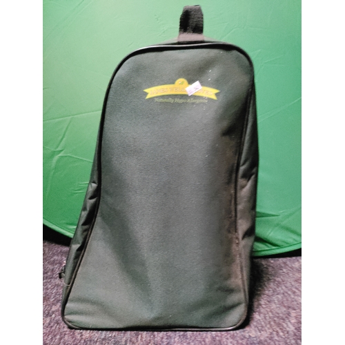 58 - A pair of hunter wellington boots & case. (size UK 7)