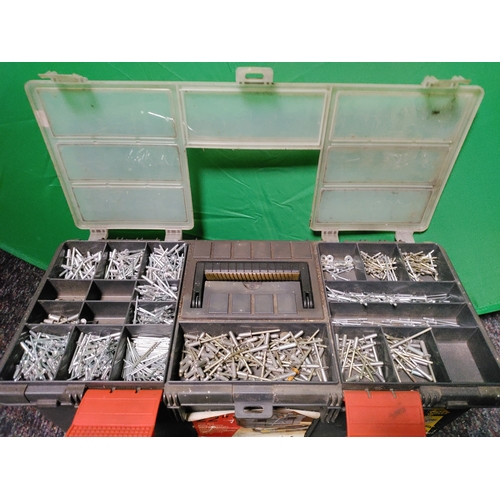 60 - A Clarke CAT151 Air Hydraulic Riveter, other hand riveters & rivets.