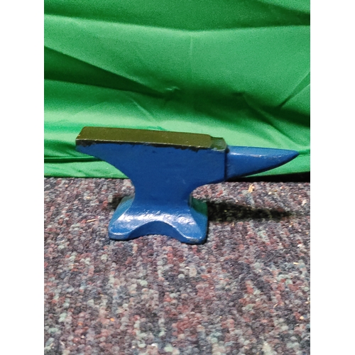 64 - A draper hobby bench vices, a miniature anvil & a vintage Parry & Bott bench vice.