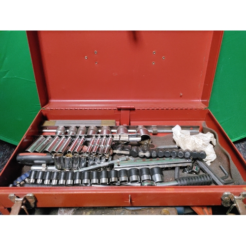 67 - A red metal tool box with tools, sockets etc... (H 27 cm x W 44 cm x D 25 cm)
