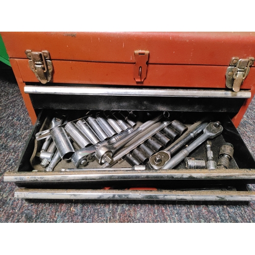 67 - A red metal tool box with tools, sockets etc... (H 27 cm x W 44 cm x D 25 cm)
