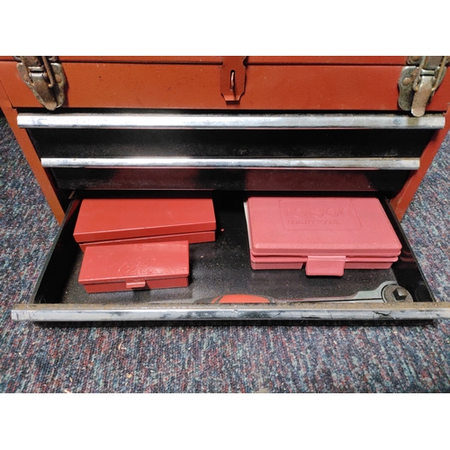 67 - A red metal tool box with tools, sockets etc... (H 27 cm x W 44 cm x D 25 cm)