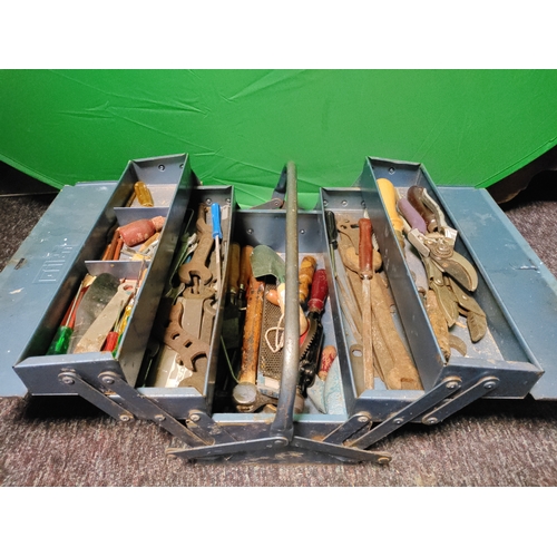 83 - A blue metal tool box containing tools.(H 33 cm x W 43 cm x D 21 cm)