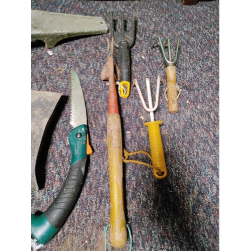 87 - A collection of 10 small garden tools. To include a sickle, garden shears, hand cultivators, daisy g... 