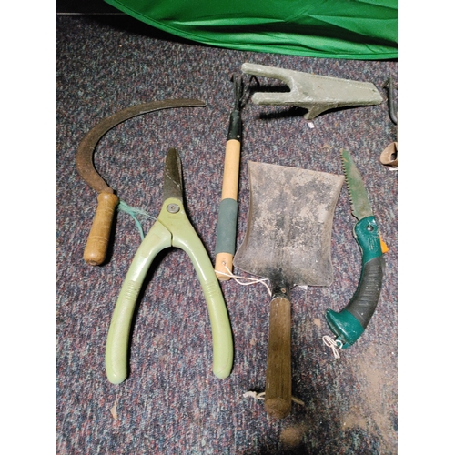 87 - A collection of 10 small garden tools. To include a sickle, garden shears, hand cultivators, daisy g... 