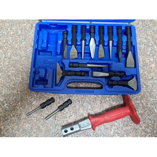 91 - A 15 piece CR-Mo Chisel & Punch set housed in a plastic box.