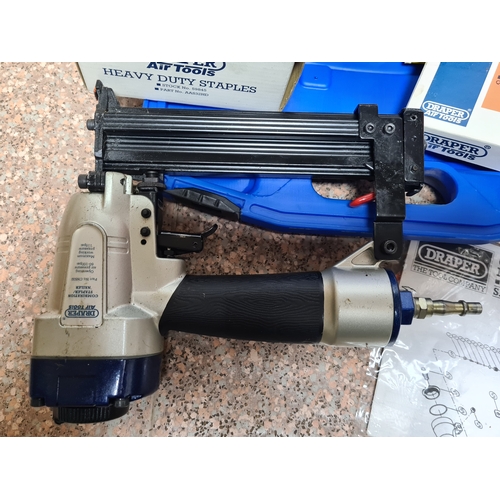 94 - A Draper Combination Nailer /Stapler Air Tool Kit in a plastic box with additional staples and heavy... 