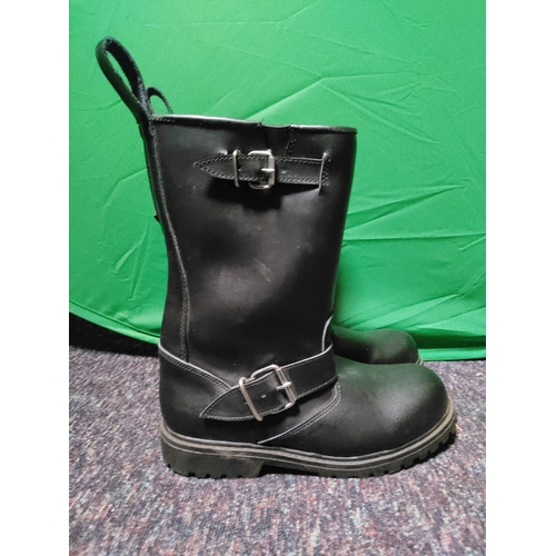 100 - A pair of brand new Diora motorcycle boots. (Size 7)